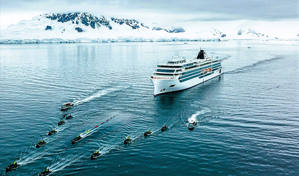 Riesenwelle trifft Kreuzfahrtschiff - Reederei meldet ein Todesopfer und 4 Verletzte!