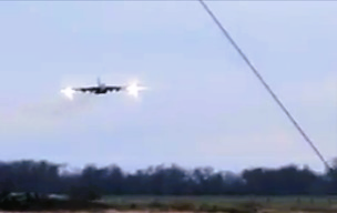 Dramatisches Video! Russischer Bomber kurz vor Absturz - Landung in Flammen ohne Fahrwerk!