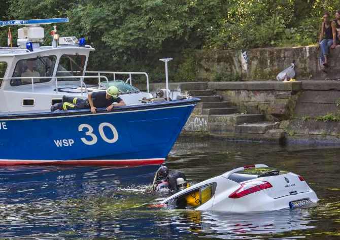 Tödlicher Unfall in NRW - Auto stürzt in Fluss - Frau ertrinkt in Ihrem Auto!