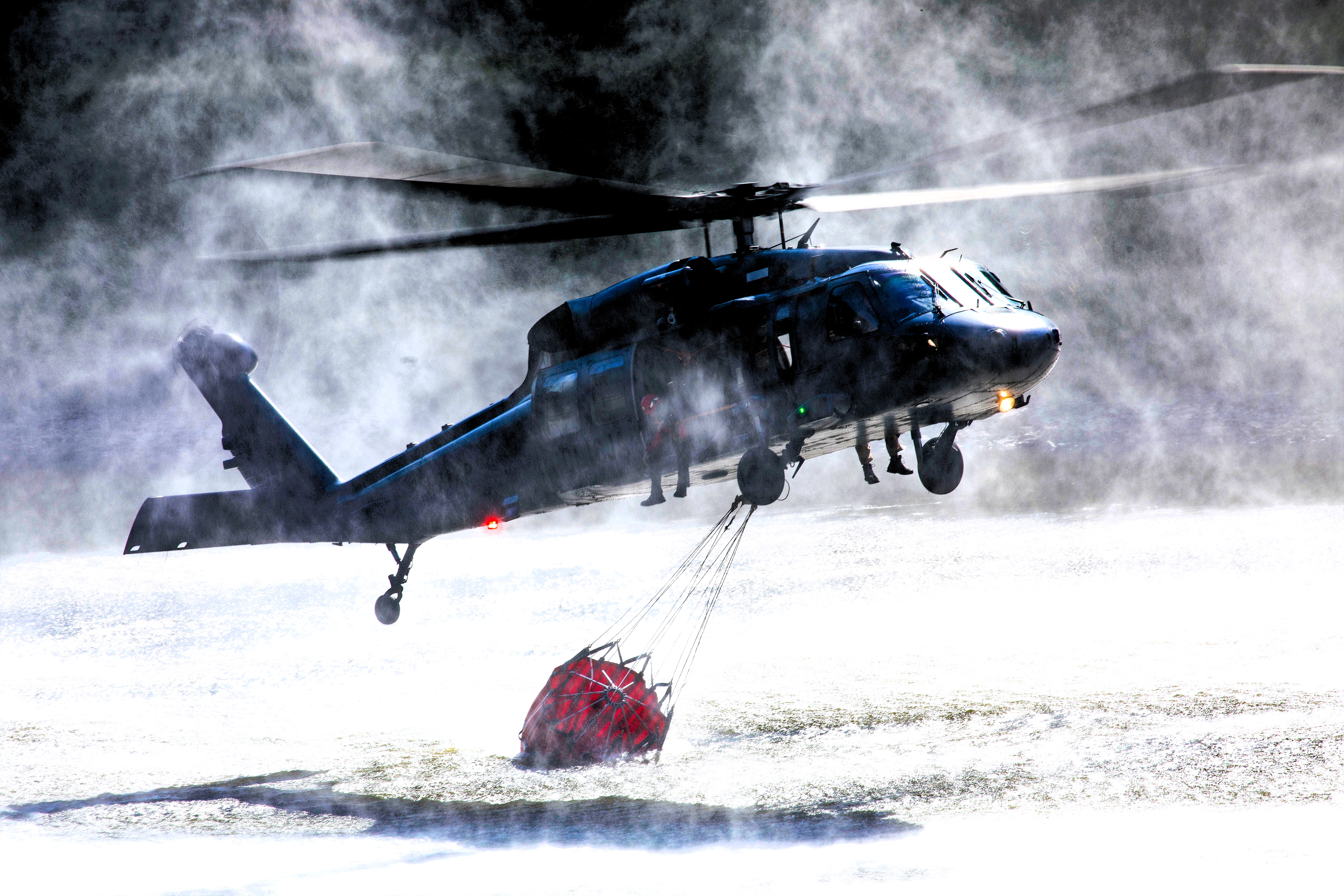Feuerwehrhubschrauber abgestürzt! 3 Feuerwehrleute sterben bei Löscheinsatz