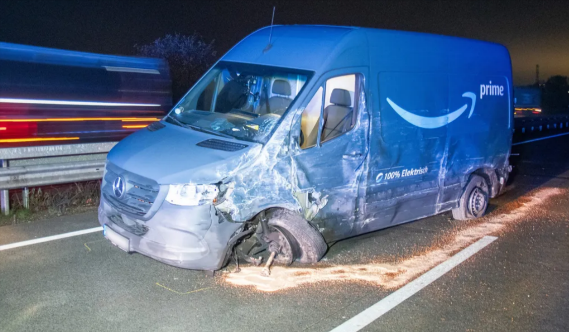 Wahnsinn! Amazon-Lieferwagen wendete auf der Autobahn - schwerer Unfall auf der Autobahn!