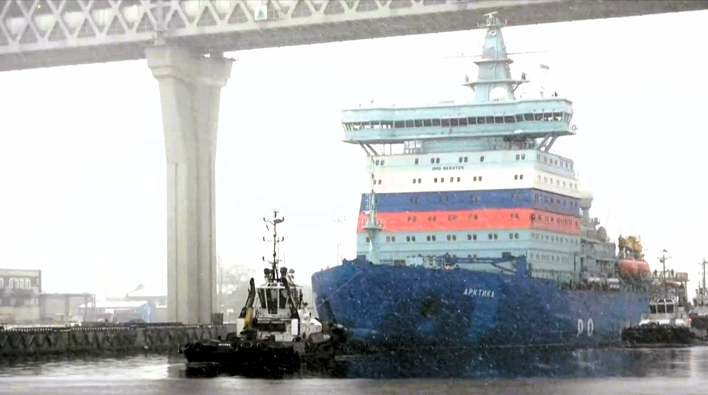 Feuer auf russischem Atomfrachter! 