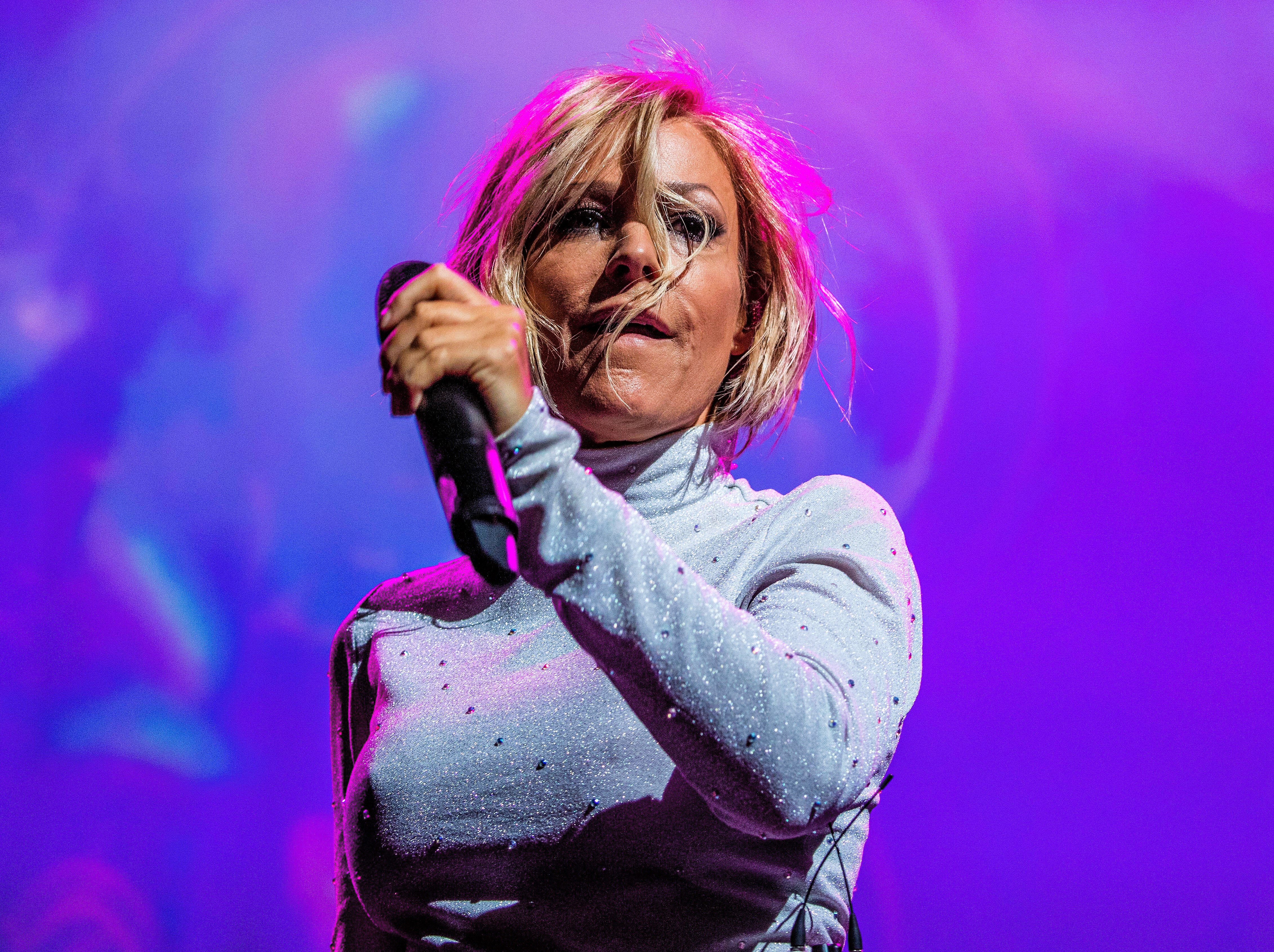 Sängerin Michelle verletzt von Bühne getragen! Auftritt bei den "Schlagerchampions" erschüttert Fans