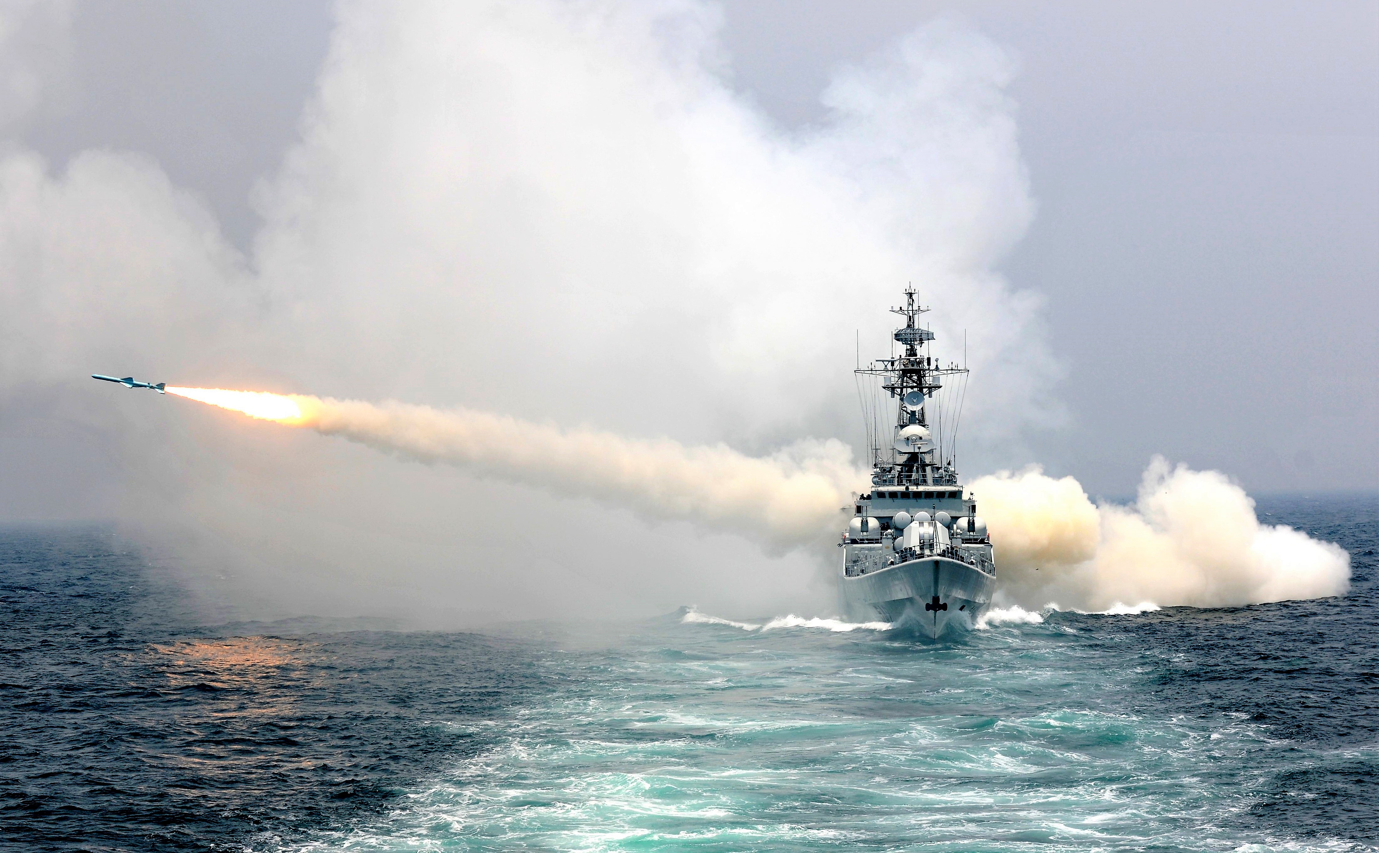 Deutsche Fregatte "Hessen" wehrt Angriffe auf Frachtschiff ab! 