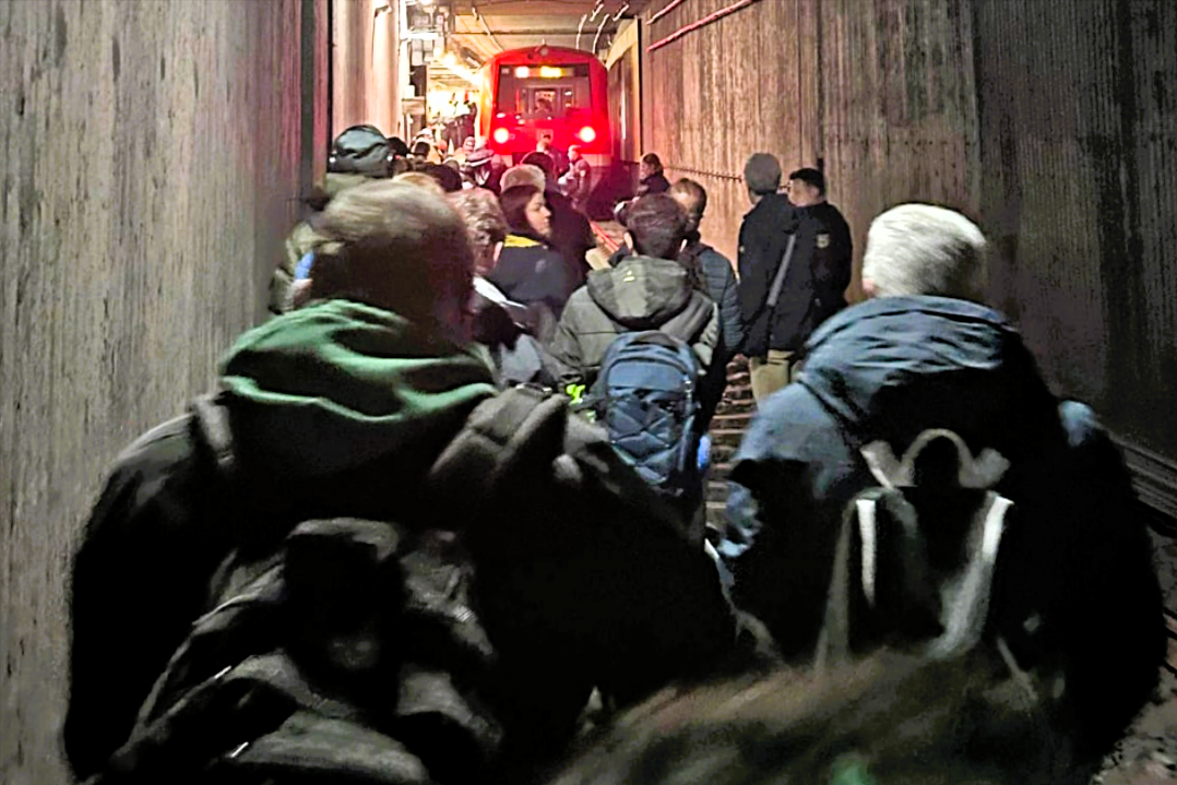 Zug entgleist! 6 Verletzte an Bahnhof - Zugverkehr gestört, S-Bahnen evakuiert!