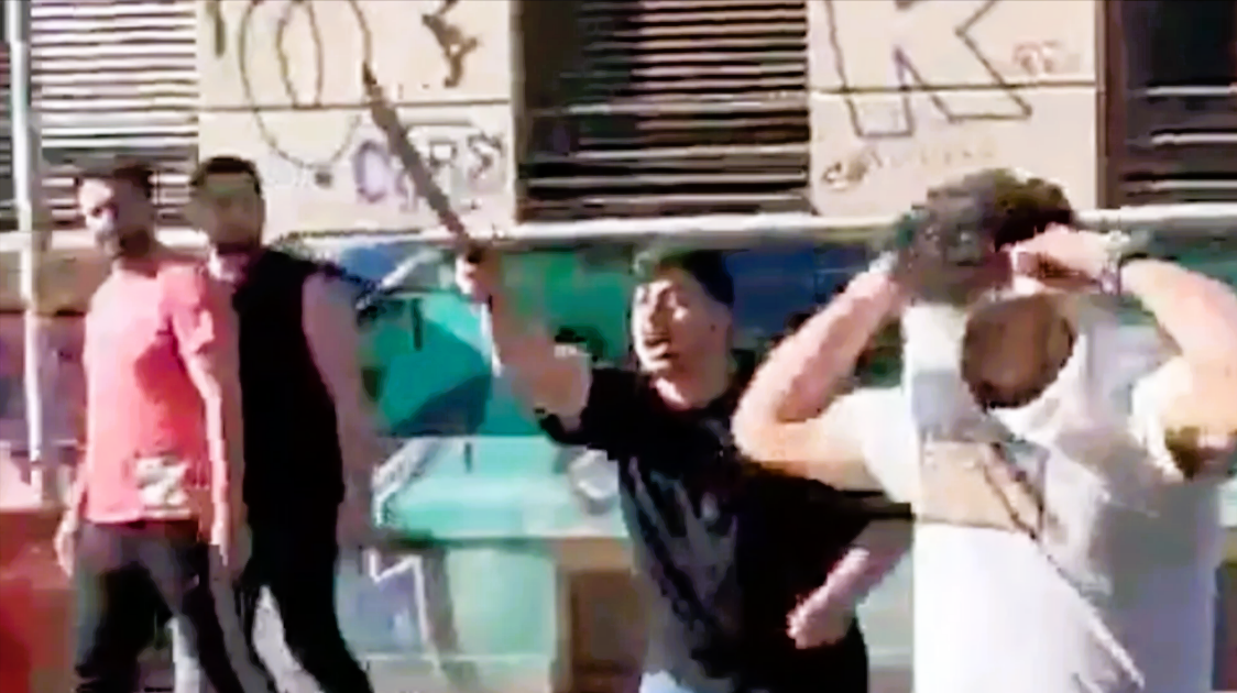 Erschütterndes Video! Straßenschlacht in Leipzig! Migranten gehen mit Macheten aufeinander los!