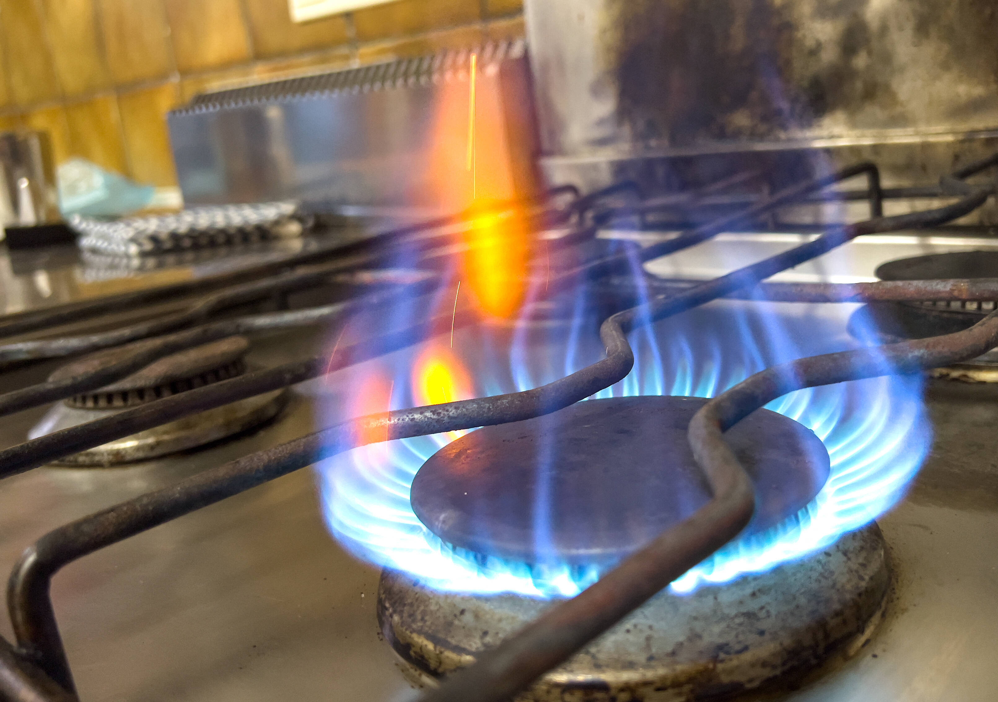 Wir müssen zahlen! Dabei liegen 30 volle Gastanker vor Europa! Energiehändler tüfteln miesen Abzock-Plan aus!