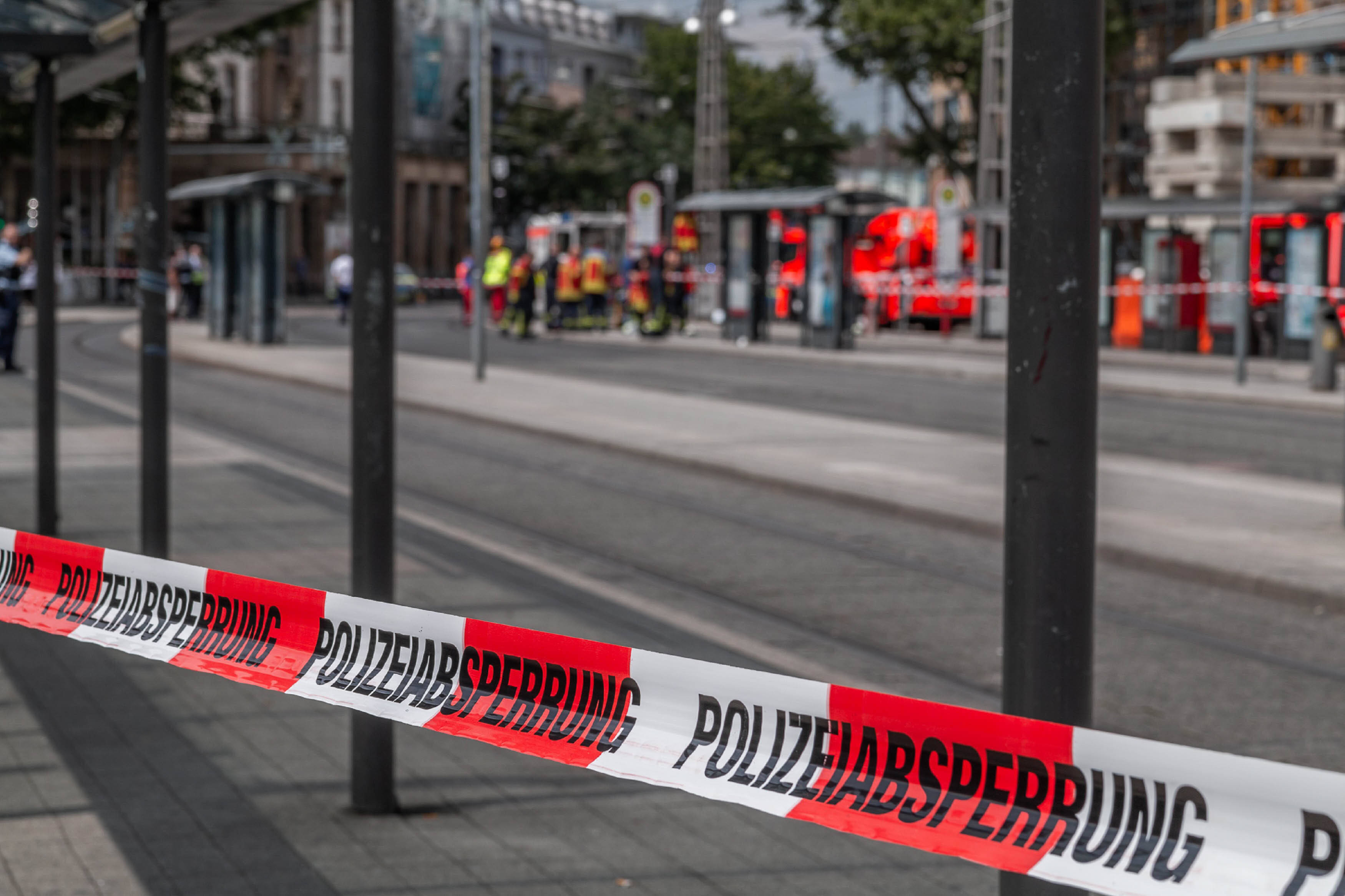 Jugendliche verprügeln Lokführer! Er wollte nur einen Streit schlichten - 15-jähriger geht brutal auf Lokführer los