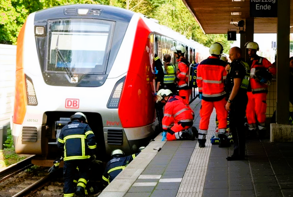 Zugunglück! Bahn steht brennend auf den Gleisen - 60 Passagiere an Bord! Großeinsatz für die Feuerwehr