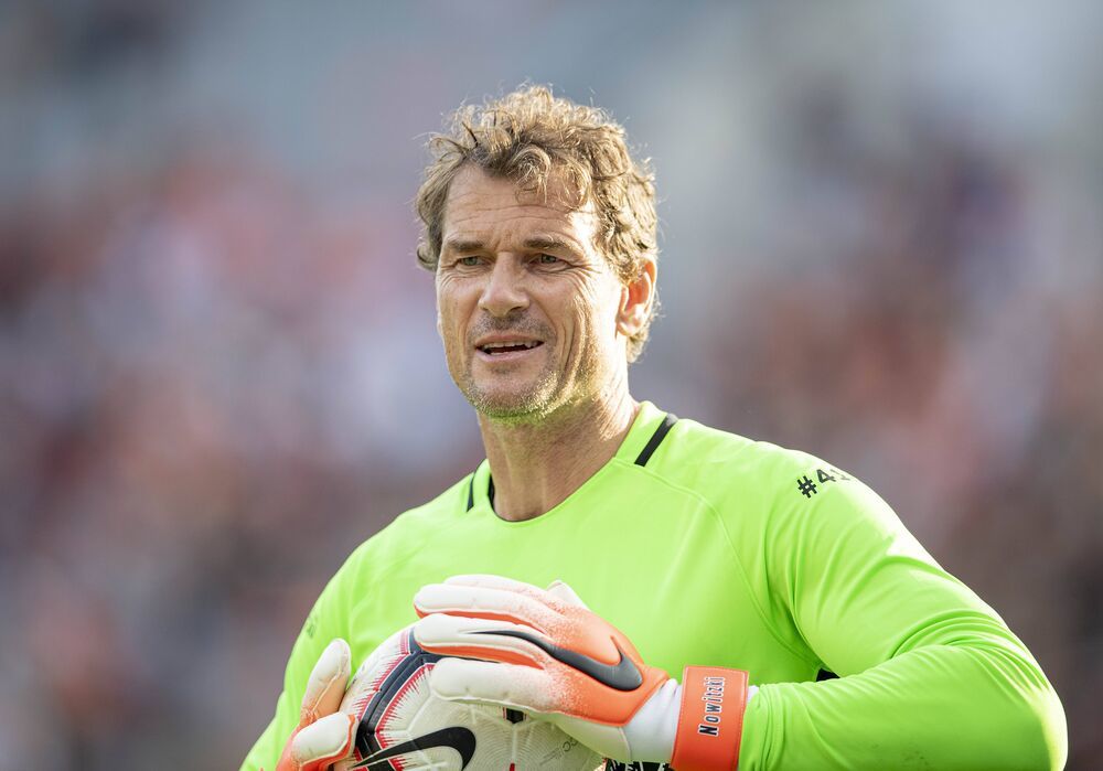 Deutscher Nationalspieler greift Nachbarhaus mit Kettensäge an! Prozess gegen Ex-Fußballprofi gestartet