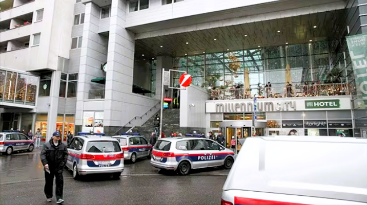 Schüsse in Einkaufzentrum! Polizei und SEK vor Ort - Täter feuert um sich!