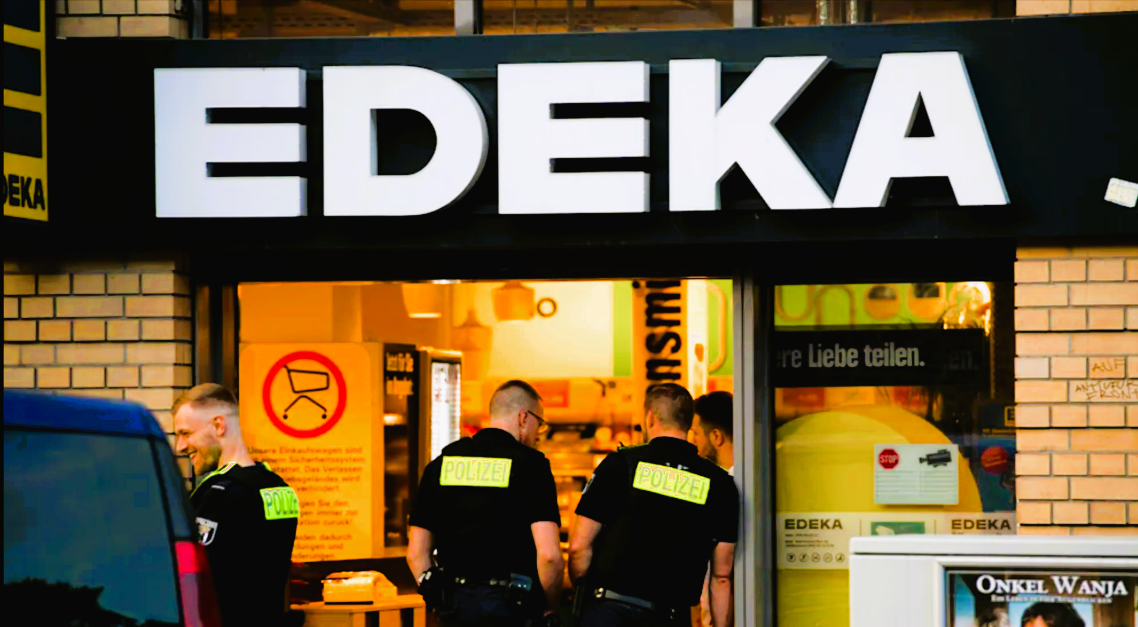 Schlägerei im Edeka! Ladendieb greift Mitarbeiter an  und verletzt ihn schwer! Täter auf der Flucht