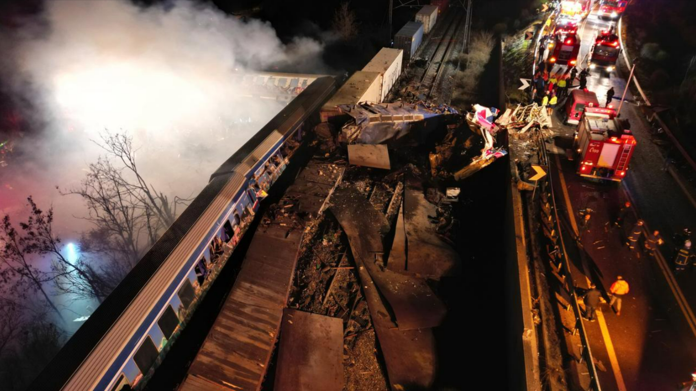 Zug brennt! Entsetzen im Kreml! Ukraine zerstört Putins Ölzug - Panzer ohne Treibstoff!