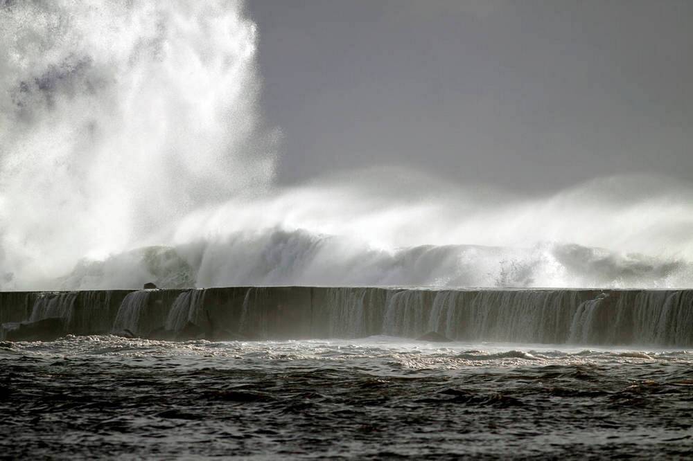Une vague géante entraîne plusieurs touristes en mer ! Une île touristique espagnole devient un cauchemar